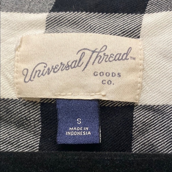 Universal Thread Black and White Women’s Casual Button Down Shirt - Picture 2 of 3